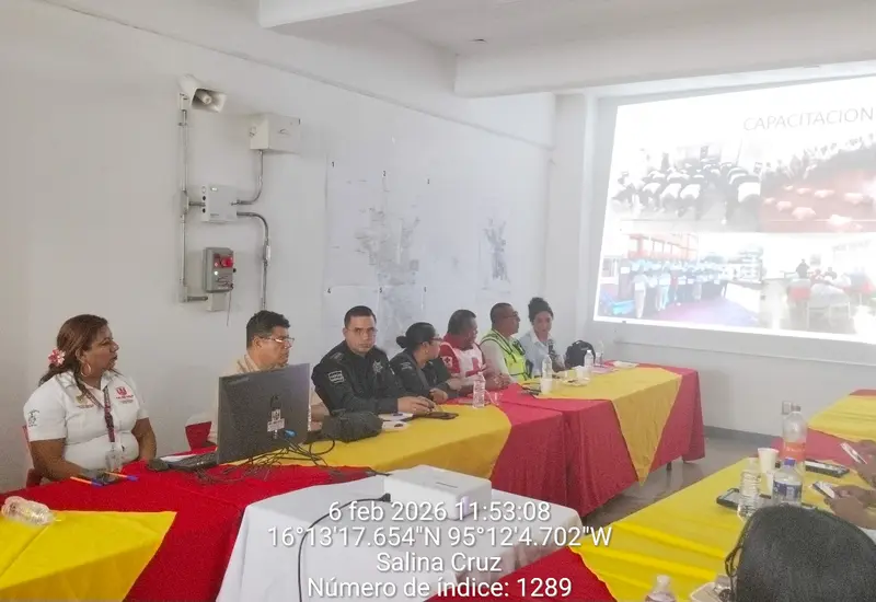 Autoridades de la Semar y Protección Civil durante una reunión para reforzar la coordinación de estrategias en el puerto de Salina Cruz.