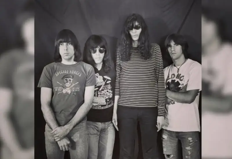 La banda de rock The Ramones, pioneros de los años 70, posando con la estética juvenil que se convirtió en un uniforme global.