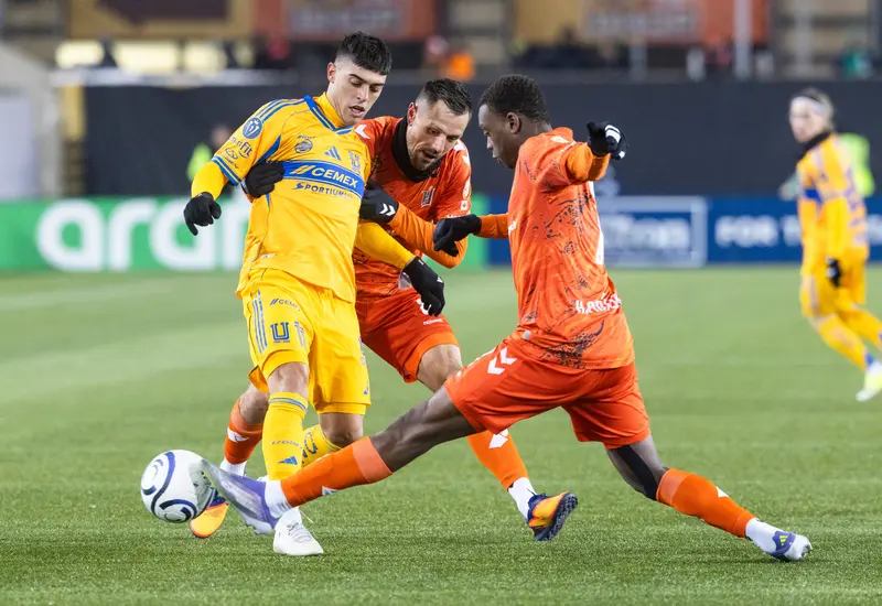 Jugadores de Tigres durante el partido contra el Forge, el cual se disputó bajo un clima extremo y terminó en empate sin goles.