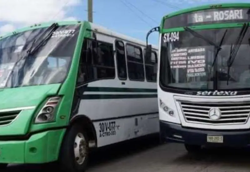Un funcionario de la Semovi anuncia la continuación de la veda para nuevas concesiones de transporte público en Oaxaca durante una conferencia de prensa.