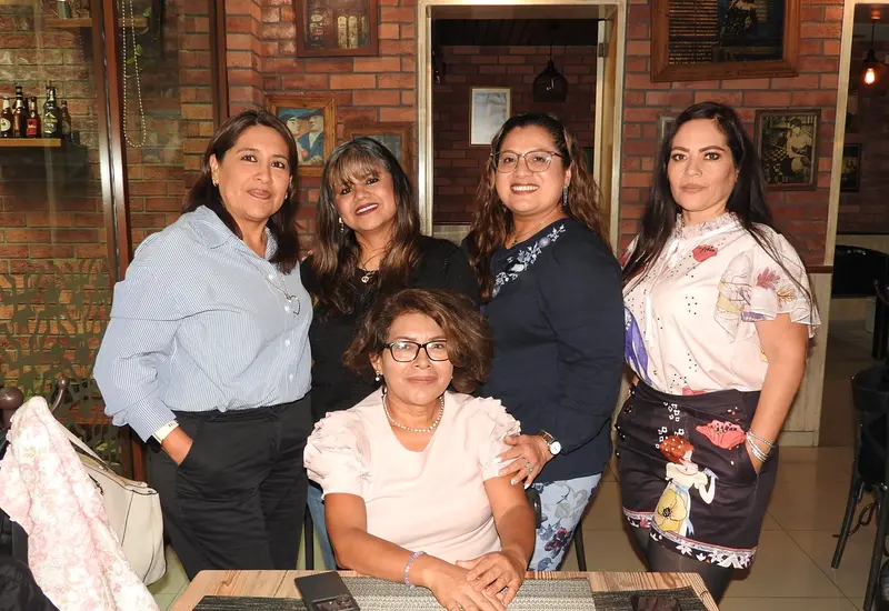 Vero Ortiz posa sonriente para celebrar su cumpleaños en compañía de sus mejores amigas Alejandra, Yadira, Mónica y Maribel durante un feliz festejo.