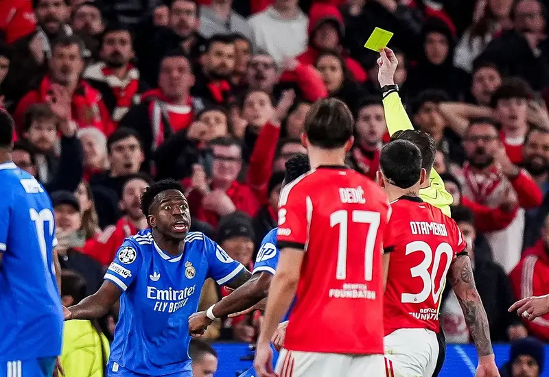 El futbolista Vinícius Jr. recibe una tarjeta de amonestación en el campo de juego, a pesar de ser la víctima de agresiones y palabras racistas.