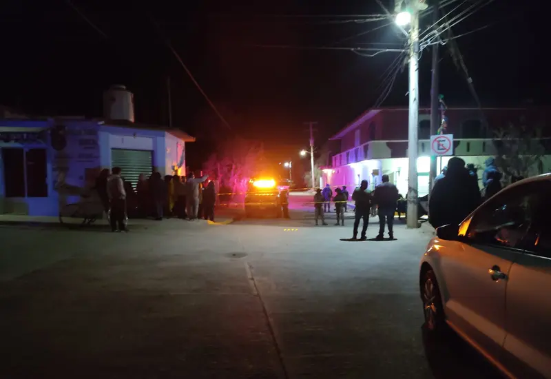Una calle en Tlalixtac de Cabrera es acordonada por las autoridades tras el asesinato de presuntos narcomenudistas en la zona.