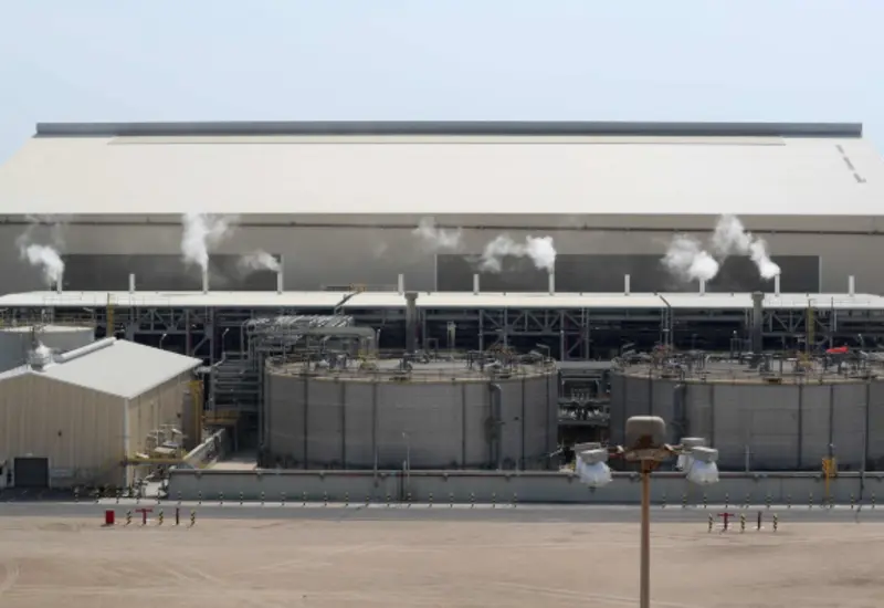 Arabia Saudita y Qatar reportan daños graves en refinerías.