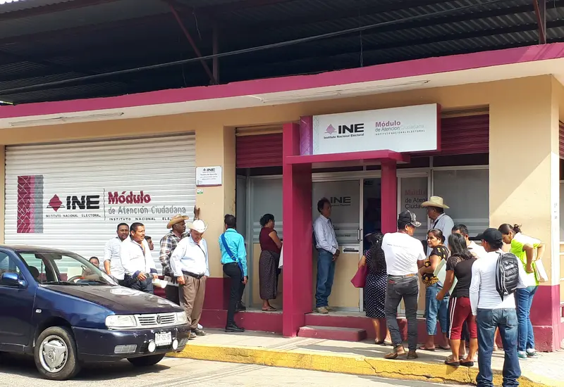 El Instituto Nacional Electoral (INE) emitió la convocatoria del Concurso Público 2026 del Servicio Profesional Electoral Nacional (SPEN), para ocupar 333 plazas vacantes en órganos ejecutivos y técnicos en Oaxaca y los demás estados del país, para asegurar el adecuado funcionamiento de sus actividades sustantivas.  El órgano electoral, informó que la convocatoria, aprobada por unanimidad en la Junta General Ejecutiva, forma parte de las acciones institucionales para garantizar la operación electoral y fort