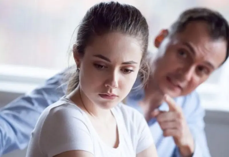 El control emocional se ejerce de manera sutil y estratégica.
