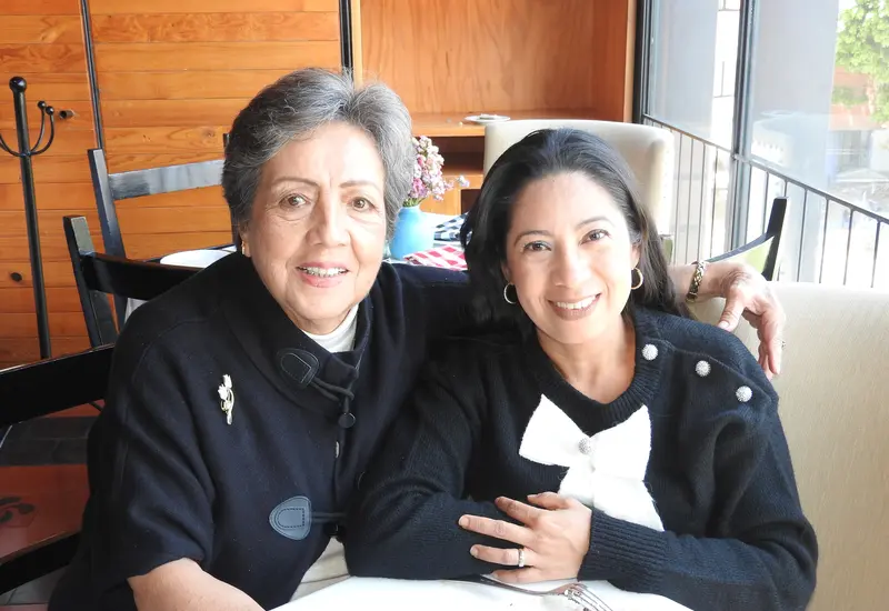 Carmen Rodríguez Martínez (lado derecho) celebró su cumpleaños en la hermosa compañía de Araceli Pérez Brena.