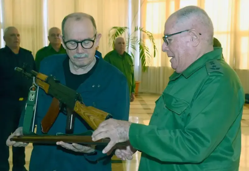 ilvio Rodríguez, 79 años, entre canciones y defensa nacional con fusil en mano.