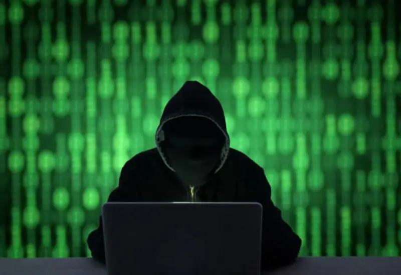 Cuentas desconocidas y lentitud del sistema alertan sobre hackeo.