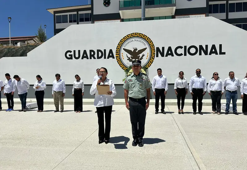 Se montó una ofrenda y guardia de honor en cuartel de Xoxocotlán.