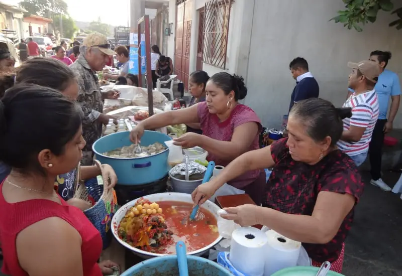 El mercado atrae a compradores de toda la región.
