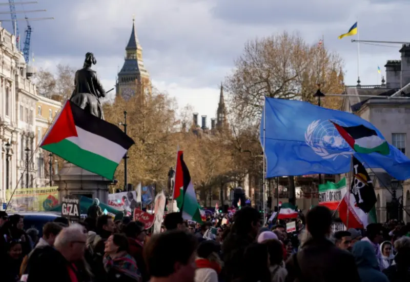 La marcha reunió a sindicatos, colectivos antirracistas y grupos musulmanes.