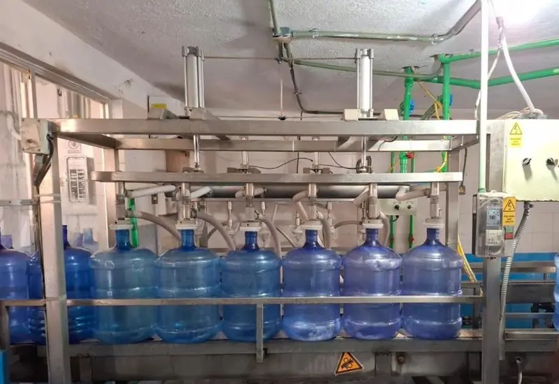 Investigan purificadora tras hallazgo sospechoso en agua de consumo.