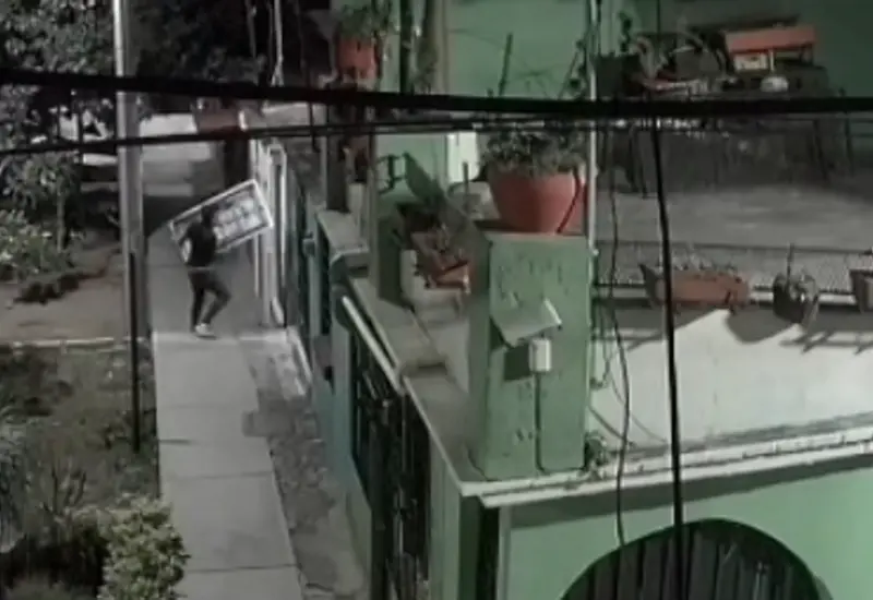 El delincuente se llevó hasta la mesa de los postres.