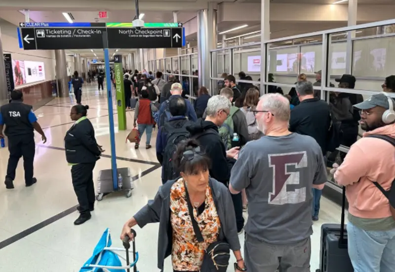 La medida aplicaría si los demócratas no aceptan financiar la seguridad aeroportuaria.