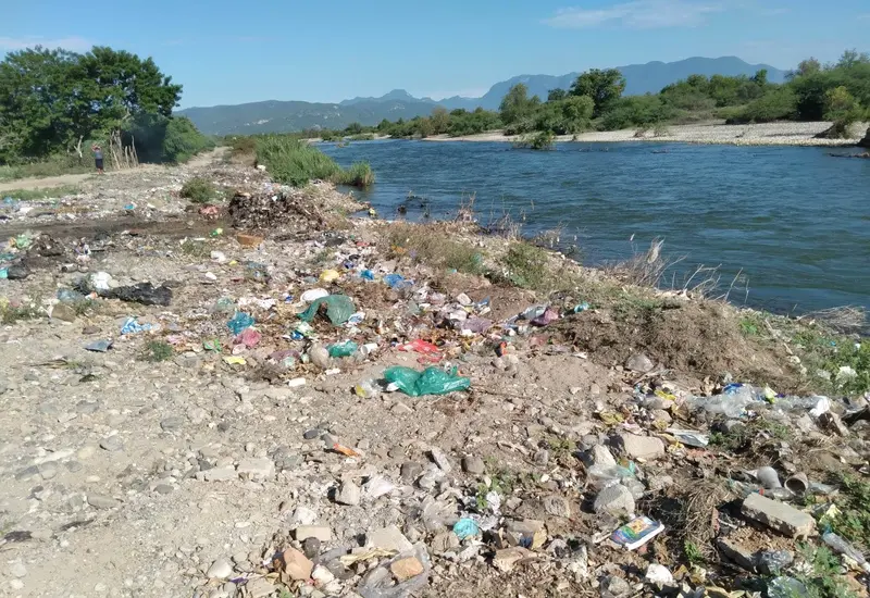 Fallas en recolección de basura contribuyen al problema.
