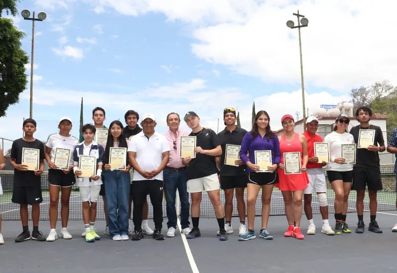 ¡IMPACTO EN OAXACA! EL FAVORITO CAYÓ y una juvenil se corona tras un tie-break de infarto en la Copa Benito Juárez de Tenis.  Rodolfo Villavicencio dio el campanazo en la máxima categoría (A Varonil) al eliminar en semifinales al primer sembrado y favorito, Jesús Sánchez, antes de alzarse como campeón.1  En las damas (A Femenil), la joven Cadmiel Santos le arrebató el título a la experimentada Vicky Ríos en una final de alto voltaje, donde la hoy subcampeona forzó a que todo se definiera en muerte súbita co