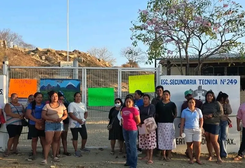 Padres toman secundaria en Puerto Escondido: desacuerdo por reglamento escolar paraliza clases.