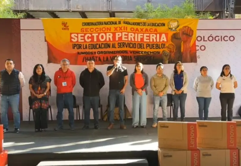 Choque en ceremonia: maestros se manifiestan durante entrega tecnológica en la capital.