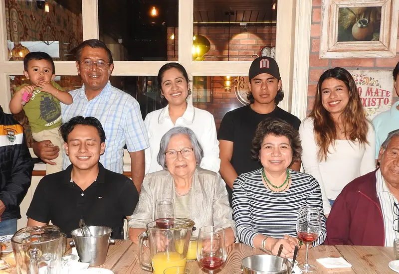 La señora Vilma Flores (al centro) celebró el inicio de un año nuevo de vida, colmada del amor de su hermosa familia.