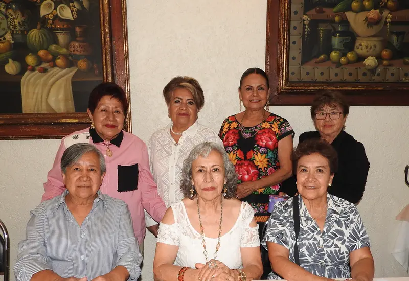 Lolis Méndez (de pie, lado izquierdo) celebró su cumpleaños en compañía de sus grandiosas amigas Clara Elsa, Lety, Florita, Marilú, Belén y Clemen.