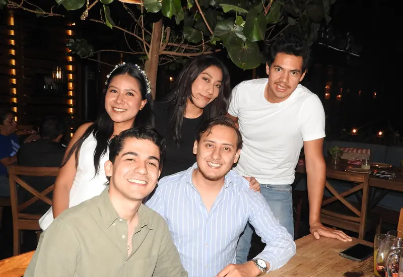 José Antonio Carrasco (al centro) celebró su cumpleaños en la hermosa compañía de Rosy, Jazlyn, Luis y Diego.
