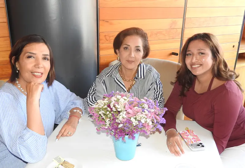 Erika Samperio (al centro) celebró su cumpleaños en compañía de Malú Chiquete y Kendra Pla.