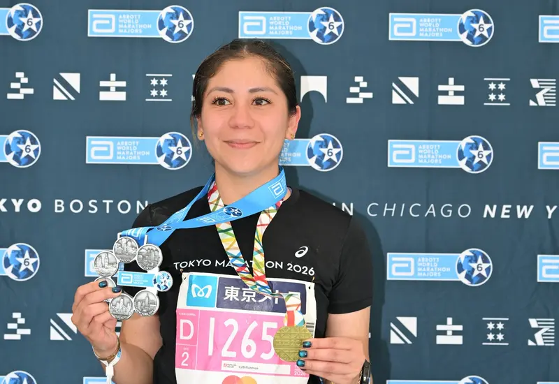 Ruth Mariela Aquino con la medalla de las 6 Estrellas y la presea de finalista en Tokio 2026