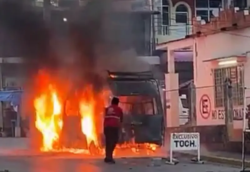 Se incendia unidad de transporte y moviliza a bomberos y fuerzas de seguridad.