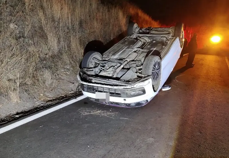 Un vehículo volcó en la Mixteca.