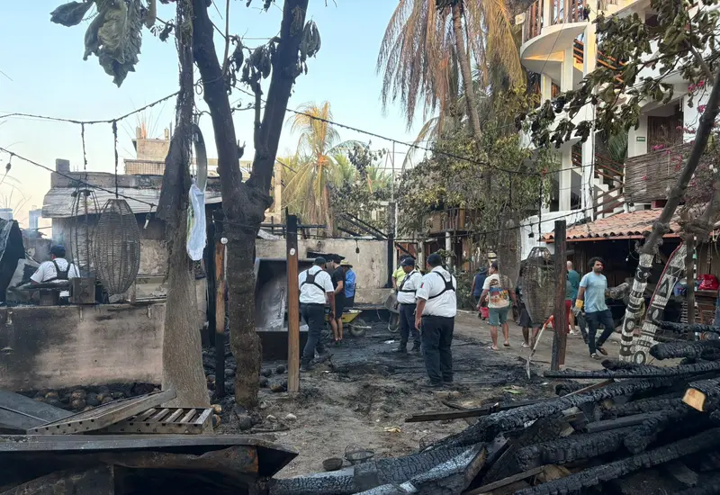 Vecinos pedían ayuda urgente; al amanecer solo quedaron estructuras y cenizas.