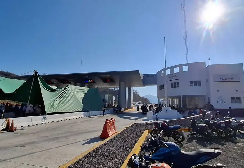 Sigue el bloqueo en la autopista Oaxaca–Puerto Escondido.