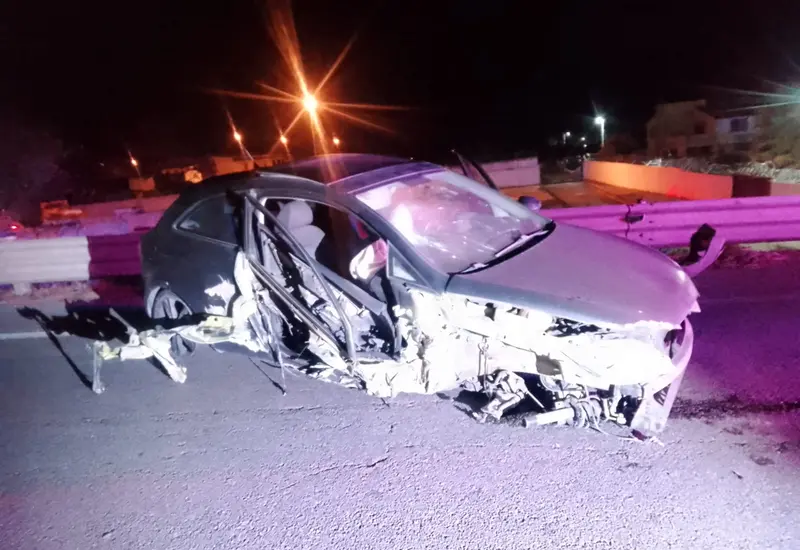 Impacto y fuga en Oaxaca: se estrella auto contra muro y ocupantes huyen.