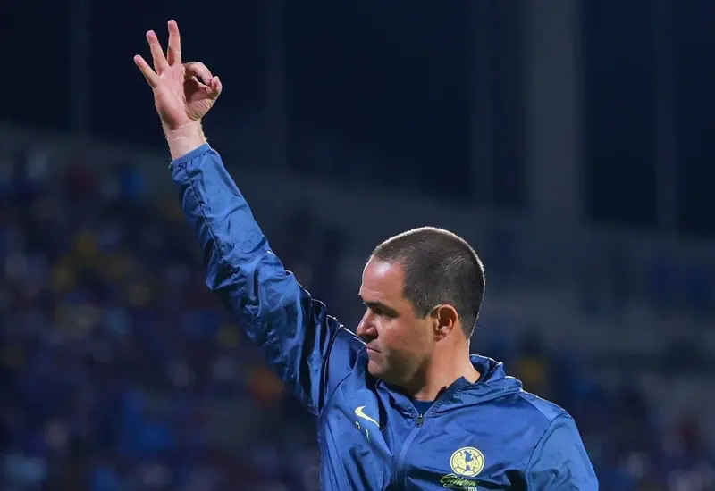 El director técnico del Club América, André Jardine, confirma su continuidad al frente del equipo, expresando su felicidad por seguir en el nido.