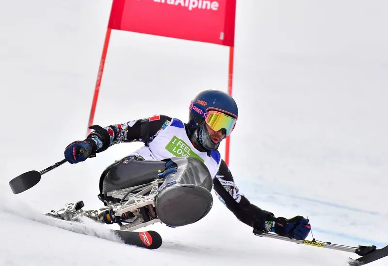 El esquiador Arly Velásquez en el momento exacto en que sufre una aparatosa caída durante su debut en la prueba de esquí downhill.