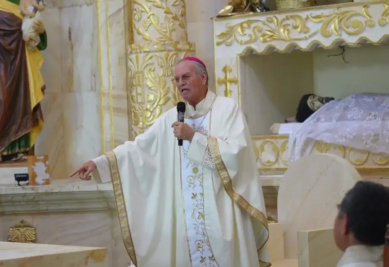 El arzobispo, también referido como el mitrado, encabeza la solemne ceremonia de dedicación del templo de San Mateo Apóstol.