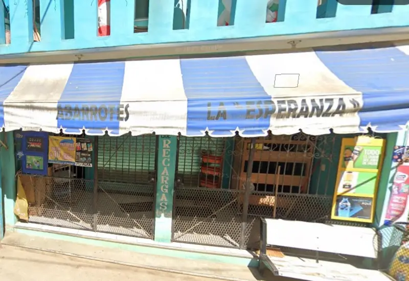 Fachada de la miscelánea La Esperanza en Mixtepec, lugar donde ocurrió el asesinato de una joven de 18 años.