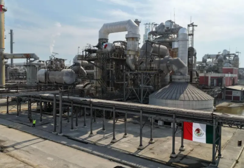 El alza en el precio del petróleo tiene un impacto positivo en los ingresos públicos de México, sumando miles de millones al erario nacional.