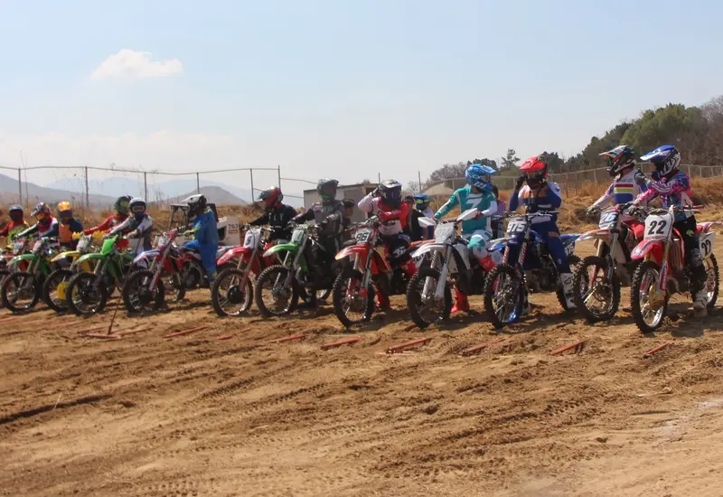 El piloto Axel Blanco compitiendo en su vehículo durante el evento de automovilismo Track Day Gabachos, que se realizó el pasado domingo.