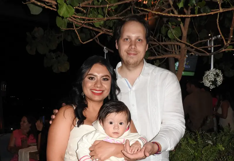 La pequeña Eloise Boraschi Miguel recibe el sacramento del Bautismo, posando felizmente junto a sus padres Sandra Miguel Osorio y Maxime Boraschi.