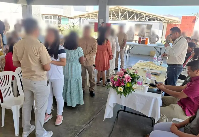 Una de las 28 parejas contrayendo matrimonio durante la ceremonia de bodas colectivas celebrada en centros penitenciarios del estado de Oaxaca.