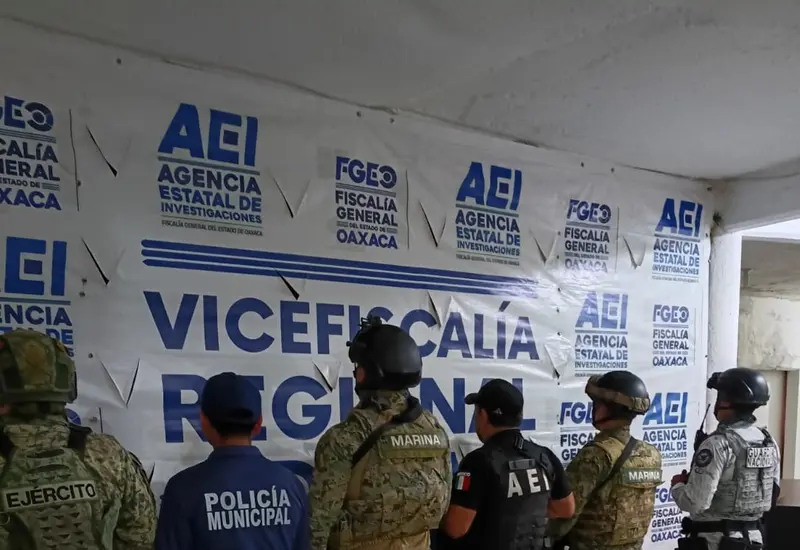 Bolsas de plástico que contienen presuntamente marihuana, cocaína y cristal, las cuales fueron aseguradas durante un cateo en la región de la Costa.