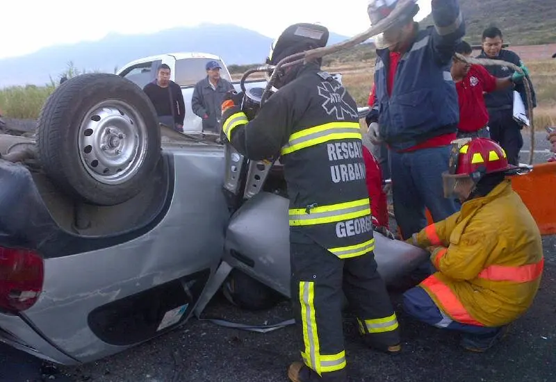 Bomberos voluntarios de Tlacolula atienden una emergencia en la zona, a pesar de la falta de recursos y combustible que amenaza sus operaciones.