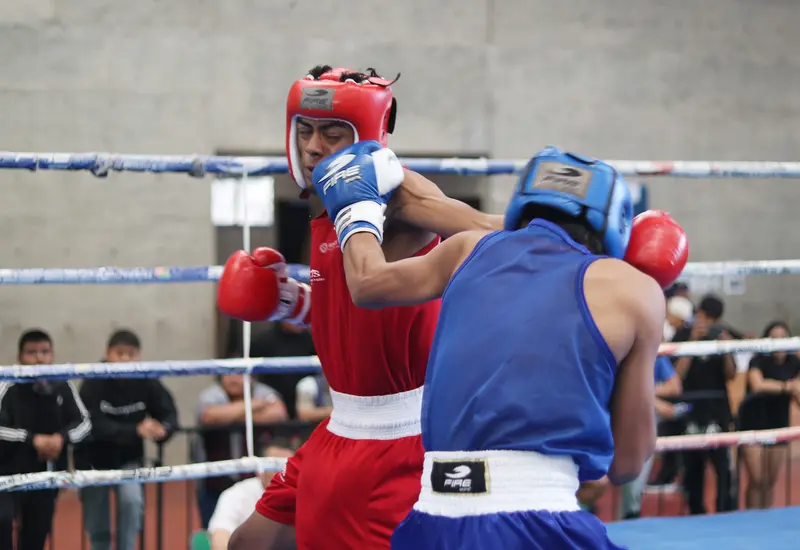 Jóvenes pugilistas compiten en el ring durante la Olimpiada Estatal de Boxeo, como parte de su preparación rumbo al torneo prenacional y regional.