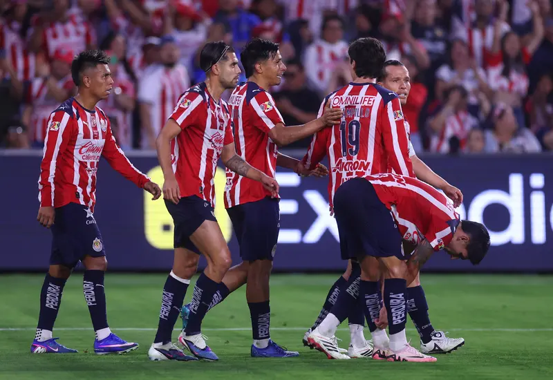 El equipo de Chivas celebra su victoria por 1-0 contra el Atlas durante el Clásico Tapatío amistoso disputado en Los Ángeles, Estados Unidos.