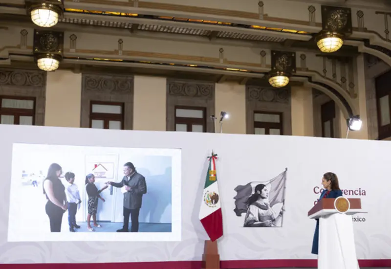 Claudia Sheinbaum lidera la ceremonia de la primera entrega de viviendas a familias beneficiadas en el estado de Colima.