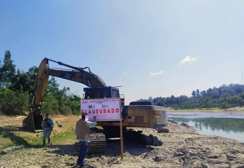 Vista de uno de los cuatro bancos de piedra clausurados por Profepa en el río Tonameca, los cuales operaban ilegalmente sin autorización ambiental.