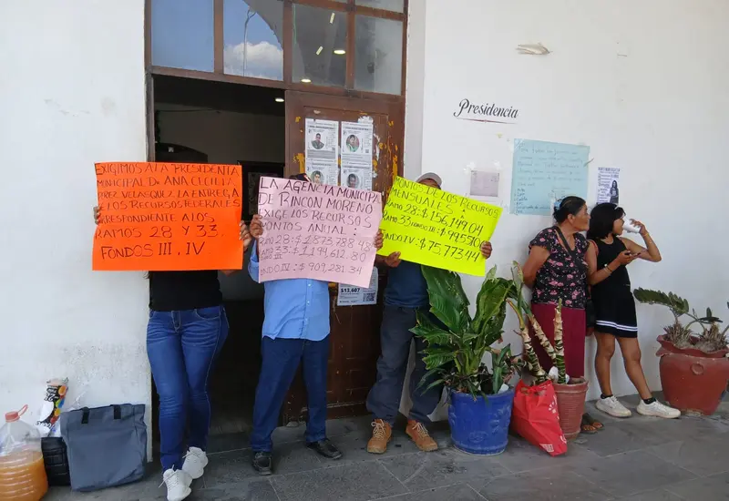 Comuneros de Rincón Moreno protestan y toman la Presidencia Municipal de Tehuantepec para exigir recursos y diálogo con el edil local.
