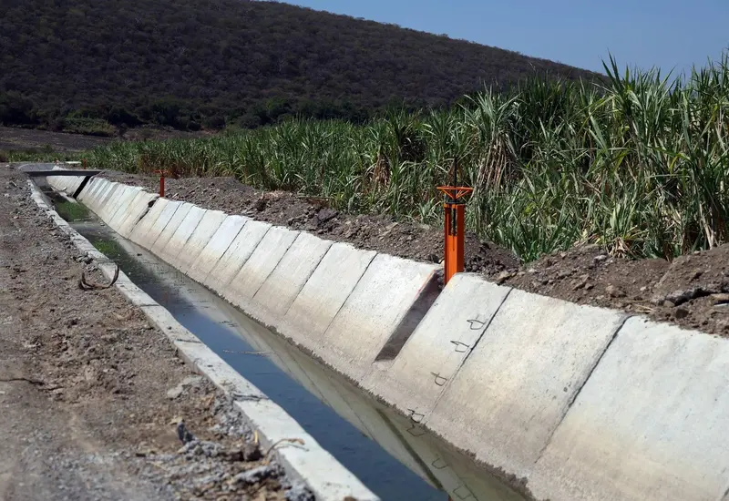 Imagen que ilustra la inversión de Conagua para mejorar la cobertura de agua potable y saneamiento, impulsando el desarrollo sostenible de la región.
