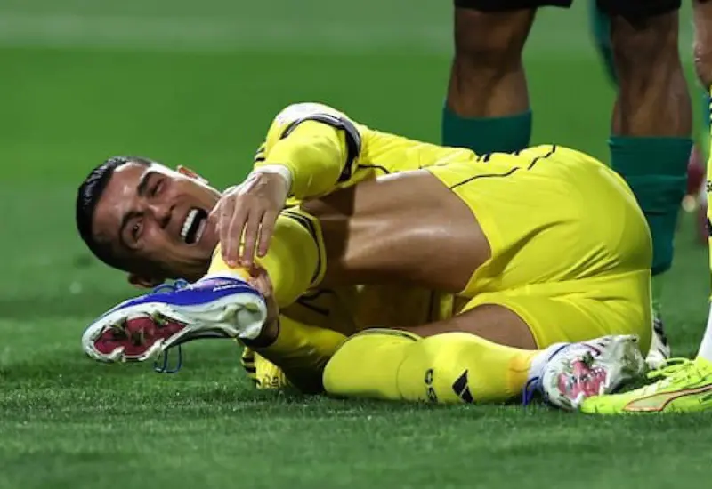 El futbolista Cristiano Ronaldo se muestra adolorido por una lesión en la corva, lo que pone en duda su participación en el partido contra México.